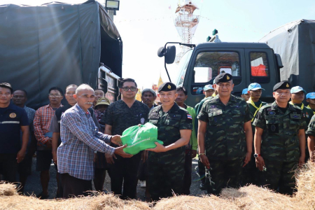 ช่วยเหลือประชาชนที่ได้รับผลกระทบจากสถานการณ์อุทกภัย สนับสนุนหญ้าฟ่อนแห้ง จำนวน ๔๐๐ ฟ่อน