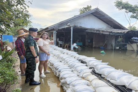 ช่วยเหลือประชาชนที่ได้รับผลกระทบจากสถานการณ์อุทกภัยฯ วัดลำพญา บางเลน