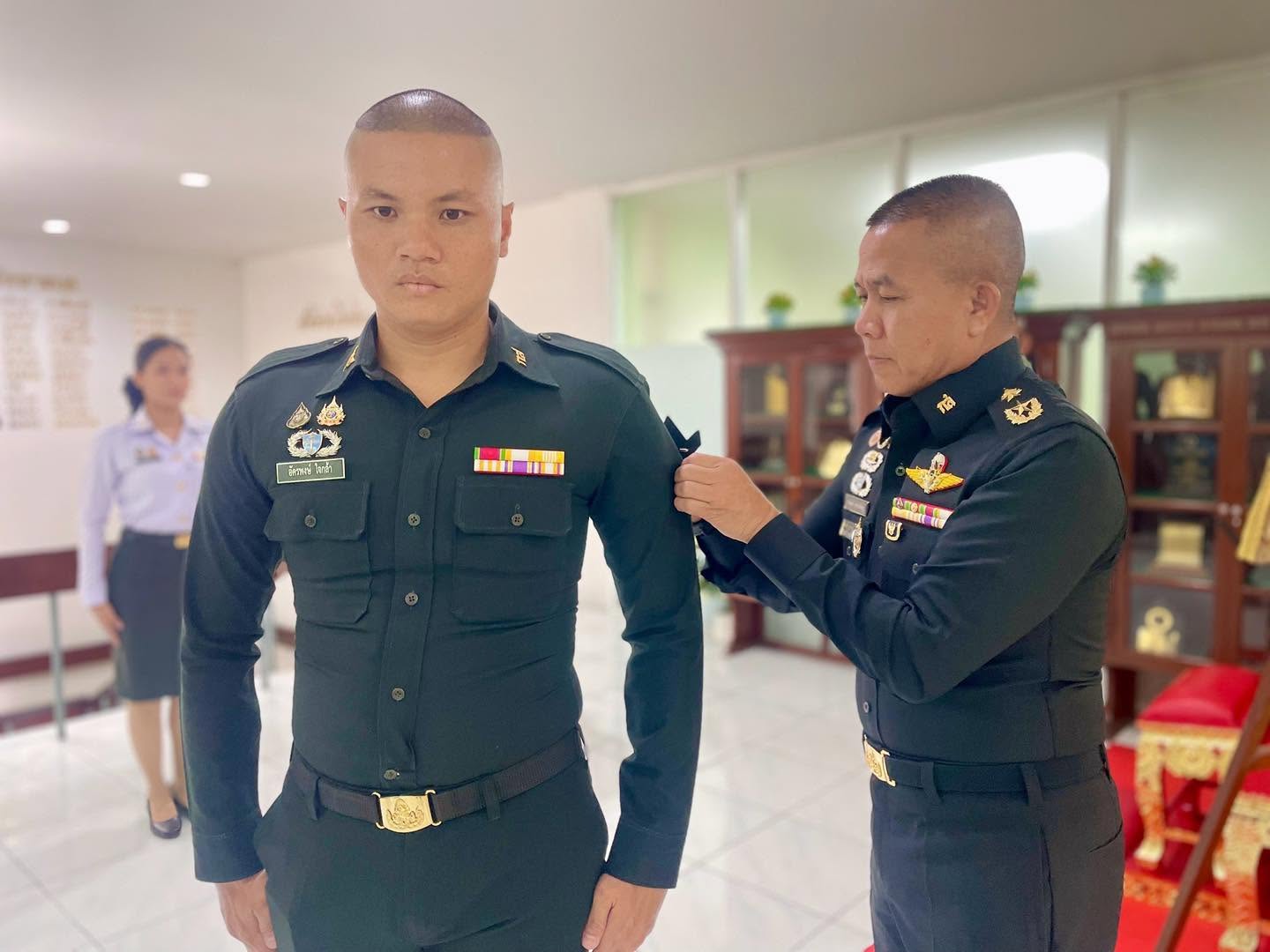 ประดับเครื่องหมายยศให้แก่นายทหารประทวนที่ได้รับการแต่งตั้งยศ สิบตรี 